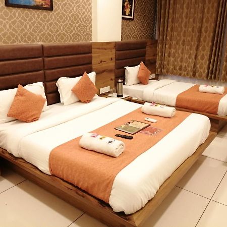Hotel Golden City Vadodara Esterno foto