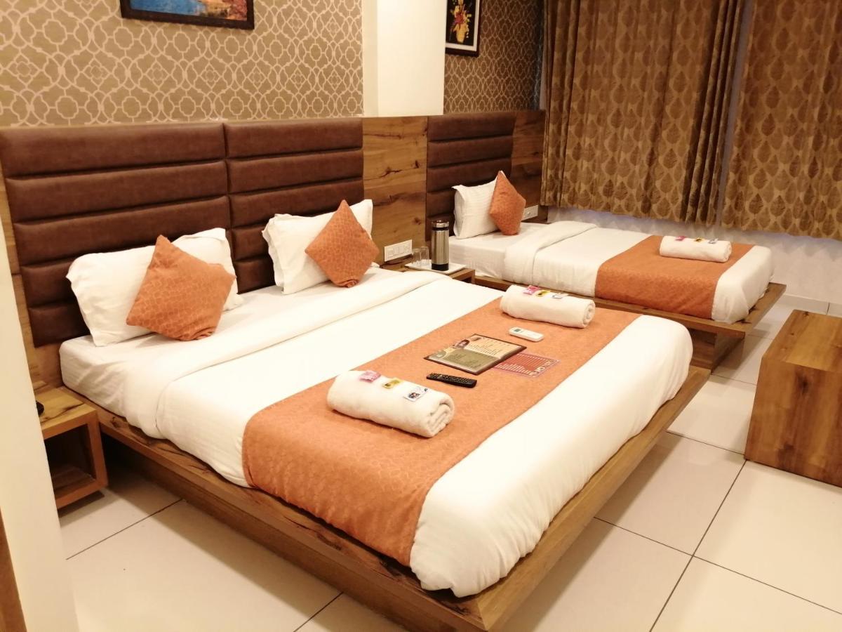 Hotel Golden City Vadodara Esterno foto