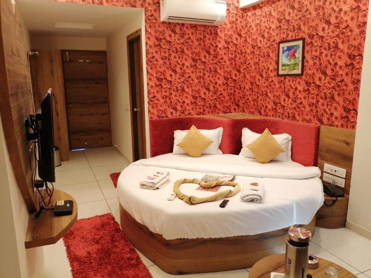 Hotel Golden City Vadodara Esterno foto