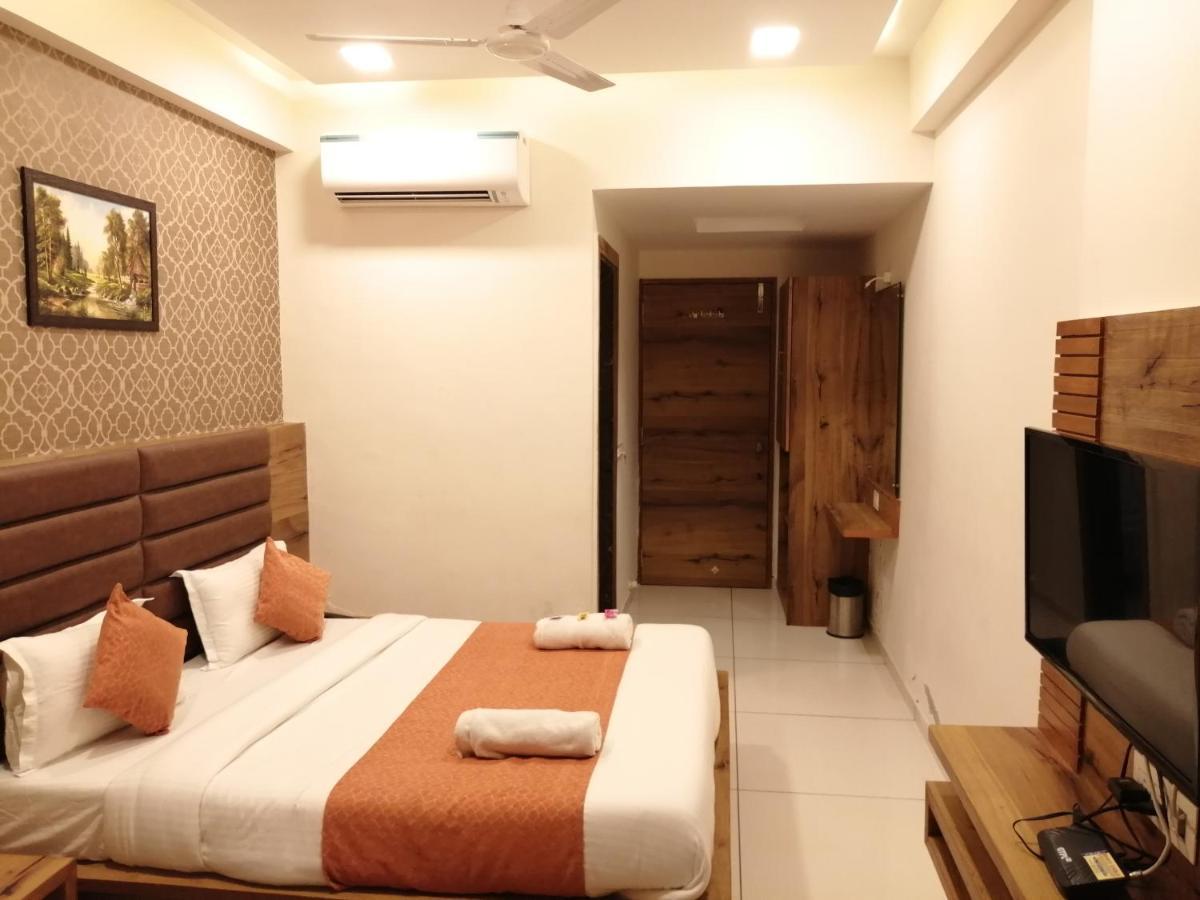 Hotel Golden City Vadodara Esterno foto
