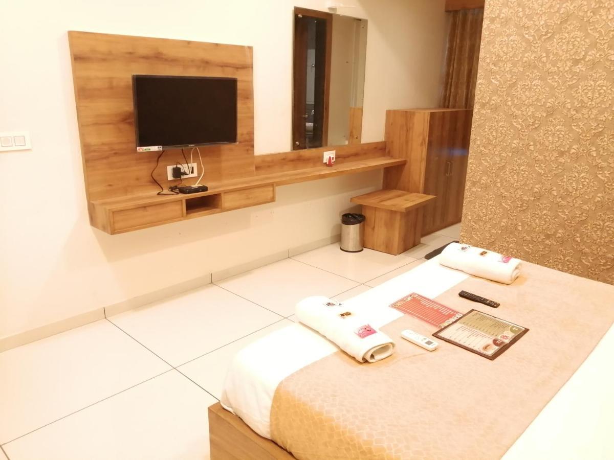 Hotel Golden City Vadodara Esterno foto