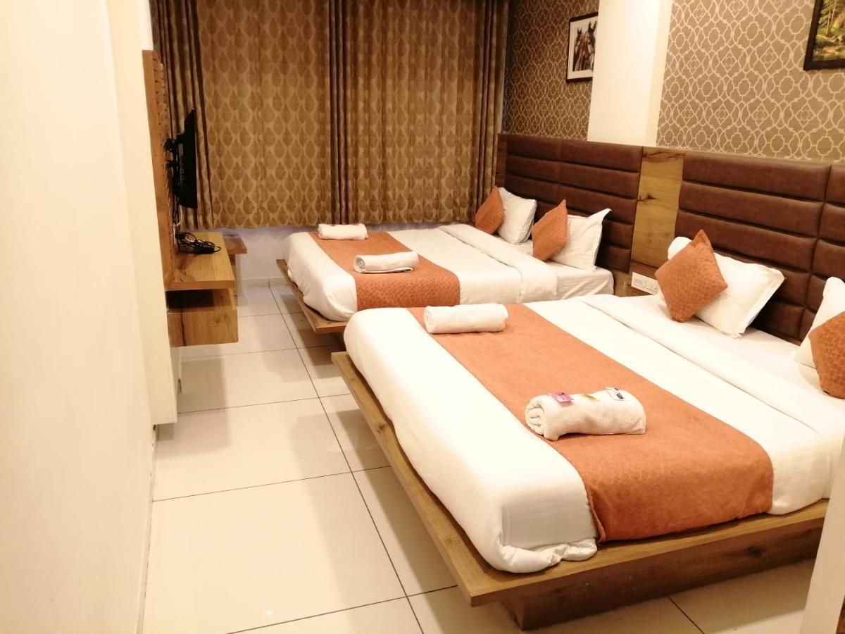 Hotel Golden City Vadodara Esterno foto